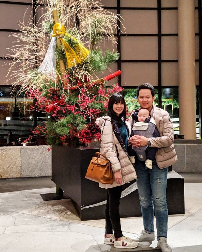 Dokter Mesty yang telah dikaruniai seorang putra ini selalu tampil stylish saat bekerja maupun ketika santai. Seperti gayanya ketika liburan di Jepang ini, wanita yang mengambil pendidikan dokter spesialis anak di Fakultas Kedokteran Universitas Indonesia itu terlihat memadukan sneakers keluaran brand Prancis, Veja, dengan tas Hermes Kelly berwarna cokelat. (Foto: Instagram)