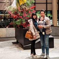 Dokter Mesty yang telah dikaruniai seorang putra ini selalu tampil stylish saat bekerja maupun ketika santai. Seperti gayanya ketika liburan di Jepang ini, wanita yang mengambil pendidikan dokter spesialis anak di Fakultas Kedokteran Universitas Indonesia itu terlihat memadukan sneakers keluaran brand Prancis, Veja, dengan tas Hermes Kelly berwarna cokelat. (Foto: Instagram)