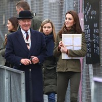 Dalam kesempatan tersebut, Kate menukar gaun-gaun cantik andalannya dengan gaya yang lebih kasual tanpa mengorbankan sisi stylish-nya. (Foto: Getty Images)