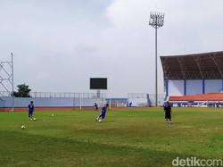 Untuk mengarungi liga 1 2019, Persib Bandung sudah mengontrak lima pemain anyar. Mereka di antaranya Srdan Lopicic, Esteban Viscarra, Frets Butuan, Erwin Ramdani, dan Abdul Aziz. 