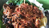 Sajian pecel keong jadi komplet nutrisinya. Ada nasi, sayuran dan sumber protein dari keong sawah yang kenyal gurih. Foto : Instagram @chyechie
