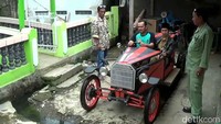 Proses pembuatan mobil antik itu membutuhkan waktu hingga lima bulan. Menurut Ayi, proses pembangunannya panjang karena minim anggaran.