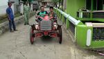 Mobil Antik dari Bahan Bekas