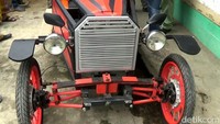 Onderdil kendaraan pun Ayi memanfaatkan bekas mobil lawas, sepeda motor rusak hingga sepeda angin yang sudah tak terpakai.