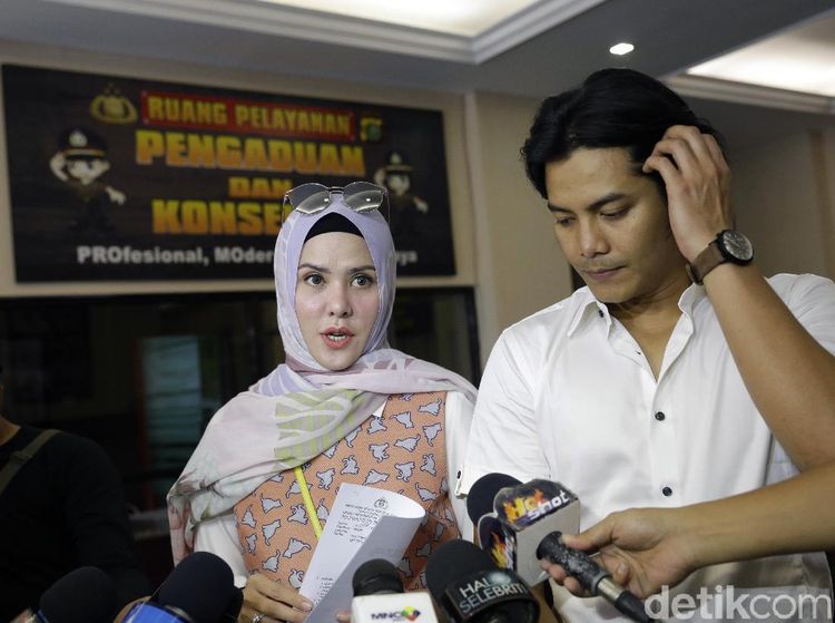 Resmi Cerai, Angel Lelga Setia Temani Fiki Alman di Polres