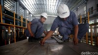 Pekerja juga melengkapi bagian atap LRT dengan beberapa komponen.