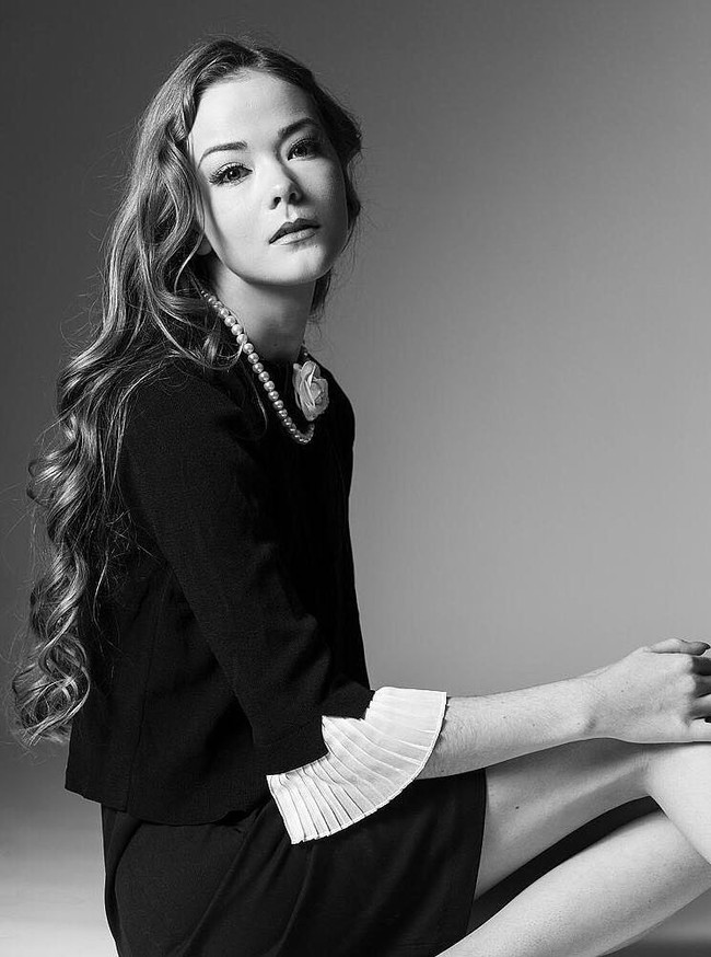 Saya selalu suka mengalami hal-hal dan budaya baru. Saya juga suka bertemu orang baru yang bisa menginspirasi saya. Ketika saya baru berusia 14 tahun, saya bepergian ke Shanghai di mana saya belajar untuk waktu yang singkat. Saya juga pergi ke Uganda dengan organisasi kemanusiaan bernama Hope Denmark, di mana saya mengajar para siswa di sebuah sekolah dalam pelajaran sosial, imbuh Celina. Foto: Instagram @celinariel