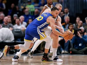 Kalahkan Nuggets, Warriors Bikin Rekor 51 Poin di Kuarter Pertama