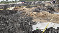 Kedua bocah itu pun kemudian dibawa ke rumah sakit untuk mendapatkan perawatan intensif usai mengalami luka bakar akibat tercebur ke dalam lumpur panas di lahan kosong di kawasan Bekasi tersebut.
