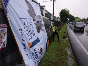 Gara-gara Baliho Caleg Hampir Roboh, Perjalanan KRL Sempat Terganggu