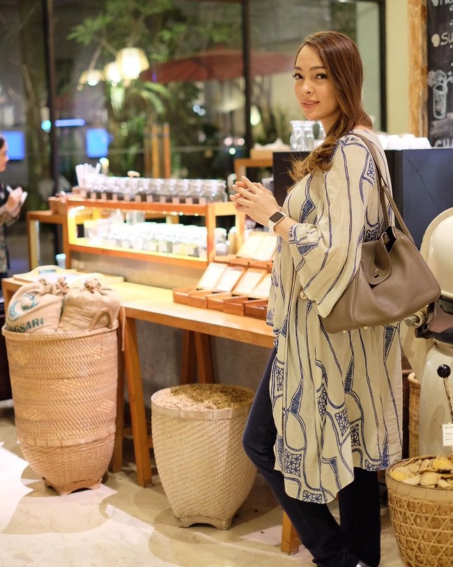 Pada kesempatan lainnya, masih memakai batik rancangan ibunya, dr. Reisa yang pernah meraih gelar juara kedua Puteri Indonesia 2010 itu tampil membawa tas Hermes Lindy. (Foto: Instagram)