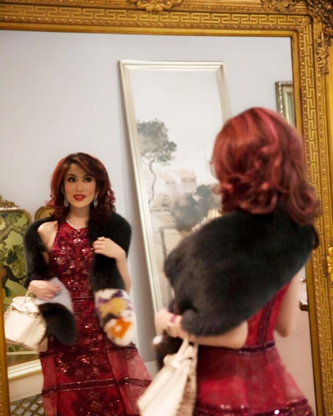 Dokter cantik yang dikenal akan gaya mewahnya adalah dr. Sonia Wibisono. Wanita lulusan Fakultas Kedokteran Universitas Indonesia ini bukan hanya dikenal sebagai dokter, tapi juga presenter dan sosialita. Dan ini salah satu gaya mewah dr. Sonia saat menenteng tas Hermes Niloticus Himalayan Crocodile yang harganya bisa mencapai miliaran rupiah. (Foto: Instagram)