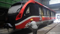 Tampang LRT yang sudah dilakukan pengecatan.