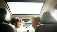 Gritte juga punya hubungan yang dekat dengan sang ayah. Ia merayakan ulang tahun sang ayah lengkap dengan kue cokelat manis di dalam mobil impiannya sejak kecil , yang berhasil ia beli dengan hasil kerja kerasnya sendiri. Foto: Instagram @gritteagathaa