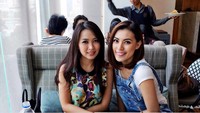 Bersama bossnya, Viviane menikmati kopi, cake cokelat, dan roti beroles butter. Mereka lagi dimana ya? Foto: Instagram viv_viviane