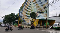 Rabu (16/1/2019) siang, detikcom melihat langsung kondisi gedung senilai Rp 40 miliar yang memiliki tembok dengan ornamen warna-warni. Bagian luar gedung masih nampak kokoh. Tapi, jika dilihat lebih dekat cukup banyak kerusakan yang terlihat jelas.