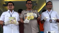 Kabid Humas Polda Metro Jaya Kombes Pol Argo (tengah) didampingi Kasubdit II Dit Resnarkoba Polda Metro Jaya, AKBP Dony Alexander (kiri) dan Kompol Ahrie Sonta memperlihatkan barang bukti yang diamankan dari para tersangka, yaitu narkoba jenis sabu seberat 2.362,84 gram.