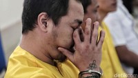 Tersangka dihadirkan dengan tangan diborgol.