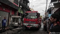 Satu unit mobil pemadam dikerahkan untuk menjinakkan api.
