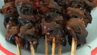 Ini sate keong yang dibumbui kecap, cabe dan bawang dan dicocol sambal kacang. Foto : Instagram @blogsemarangcoret