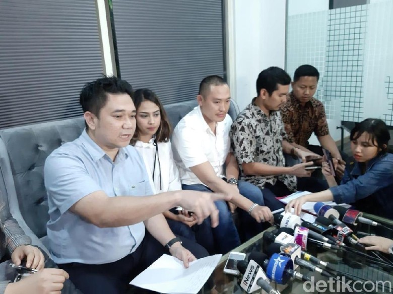 Jadi Tersangka, Vanessa Angel Terisak Jadi Tersangka, Vanessa Angel Terisak