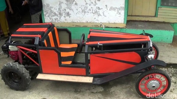 Mobil Antik dari Bahan Bekas