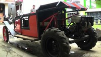 Ayi menggunakan kompresor bekas pencucian motor untuk menjadi mesin mobil klasik nan antik itu.