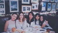 Bersama rekan sesama artis lainnya, kali ini Gritte pilih menu makanan bergaya western sebagai tempat ia dan teman-teman menghabiskan waktu bersama. Foto: Instagram @gritteagathaa