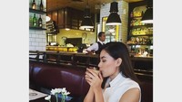 Dibalik postur langsingnya, Viviane ternyata hobi ngopi dan makan dessert lho. Ini gayanya saat menyeruput kopi. Foto: Instagram viv_viviane