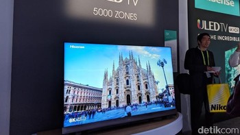 Televisi 8K besutan Hisense berukuran 65 inch dengan teknologi yang mereka sebut ULED. Televisi tersebut akan menjalankan sistem operasi VIDAA 3 AI. Foto: Adi Fida Rahman/detikINET