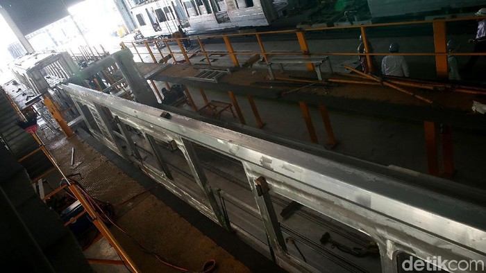 Rangkaian kereta Light Rail Transit (LRT) Jabodebek diproduksi oleh PT INKA (Persero) yang bermarkas di Madiun, Jatim. Yuk intip proses pembuatannya.