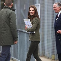 Untuk bawahan, Kate mengandalkan jeans ketat berwarna senada yang mempertagas bentuk tubuhnya yang ramping. Tidak ketinggalan, sepasang boots dari Chloe seharga 252 poundsterling atau Rp 4,5 juta yang menyumbangkan kesan maskulin pada gayanya. (Foto: Getty Images)