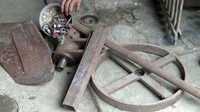 Kendaraan bergaya klasik itu terbuat dari limbah besi pagar rumah, bekas kanopi rumah, besi tua bekas vespa, hingga baut-baut sisa.
