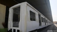 Usai pemasangan struktur carbody, dimulailah proses pengecatan.