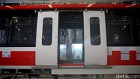 Penampakan pintu otomatis LRT.