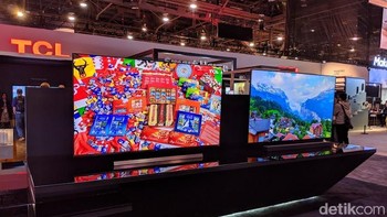 Di area CES 2019, TCL memperkenalkan Roku TV seri 8 dengan resolusi 8K dan panel  quantum-dot OLED. Ke depan TCL mengatakan akan menghadirkan TV 8K lainnya dengan ukuran lebih besar.  Foto: Adi Fida Rahman/detikINET