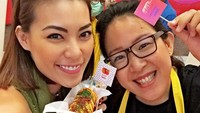 Gimana nih kalau mau beli makanan yang jual secantik Viviane? Ia sempat membantu usaha makanan milik suaminya. Foto: Instagram viv_viviane