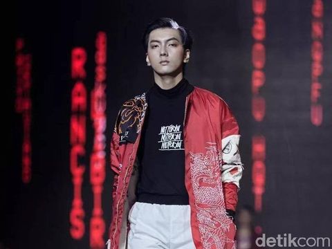 Orlando, model untuk Priyo Oktaviano di Harbin Fashion Week