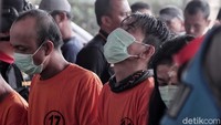 Pihak kepolisian pun menjelaskan proses penangkapan tersebut yang diawali dari keterangan YW yang lebih dulu diamankan oleh polisi dan kedapatan membawa ratusan butir ekstasi.