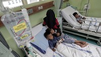 Sedangkan Raga mengalami luka bakar pada telapak kaki kiri hingga betis, dan pergelangan kaki kanan hingga pangkal paha. Selain itu, juga ada luka di pergelangan tangan kirinya. Seluruh luka dibalut perban.