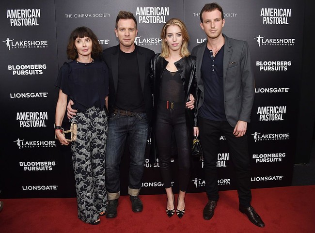 Eve Mavrakis, ibunda Clara, diselingkuhi Ewan McGregor saat aktor tersebut membintangi serial Fargo. Ewan selingkuh dengan lawan mainnya di serial tersebut, aktris Mary Elizabeth Winstead. Ewan kemudian menceraikan Eve pada Januari 2018 demi bersama Mary. Foto: Getty Images