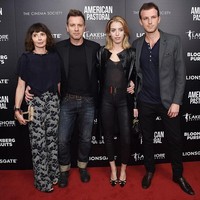 Eve Mavrakis, ibunda Clara, diselingkuhi Ewan McGregor saat aktor tersebut membintangi serial Fargo. Ewan selingkuh dengan lawan mainnya di serial tersebut, aktris Mary Elizabeth Winstead. Ewan kemudian menceraikan Eve pada Januari 2018 demi bersama Mary. Foto: Getty Images