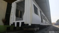 Usai dipasang bogie, beberapa gerbong siap untuk melalukan pengecatan.