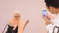 Bahkan, para petugas bisa membantu traveler mengambil gambar (Selfie Museum/Facebook)