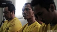 Para tersangka dihadirkan dalam pemusnahan barang bukti sabu.