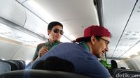 Presenter Vincent dan Desta di atas pesawat (Randy/detikTravel)