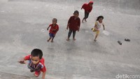 Usai meluncur bebas, mereka kembali lagi ke atas arena untuk kembali meluncur.
