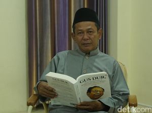 Guru Ngaji Jokowi: Mbah Moen Sang Pamomong, Anugerah untuk Indonesia