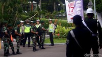 Kepala Biro Penerangan Masyarakat Mabes Polri Brigjen Pol Dedi Prasetyo mengungkapkan bahwa 2.000 anggota TNI-Polri tersebut diterjunkan agar momentum debat Capres-Cawapres berjalan aman dan bebas dari potensi ancaman teror.