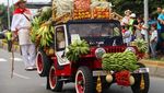 Serunya Lihat Deretan Jeep Bermuatan Sayur dan Buah di Festival Yipao